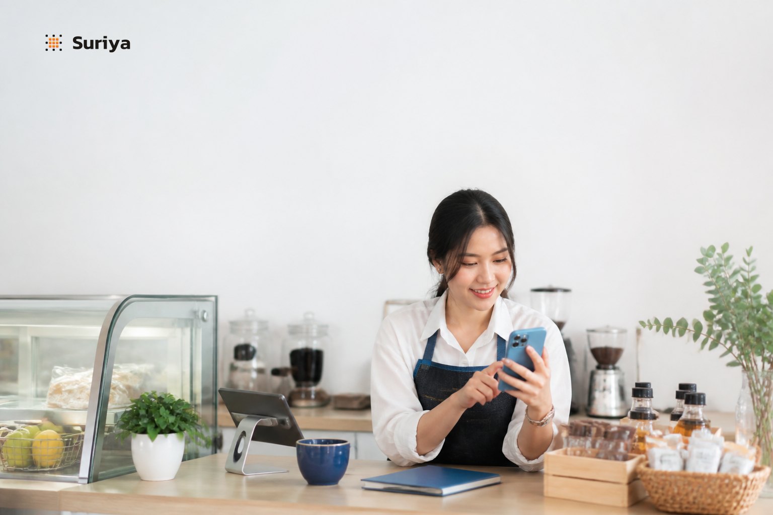 เจ้าของร้านค้าไทยตรวจสอบข้อความบรอดแคสต์ LINE OA บนมือถือก่อนส่ง