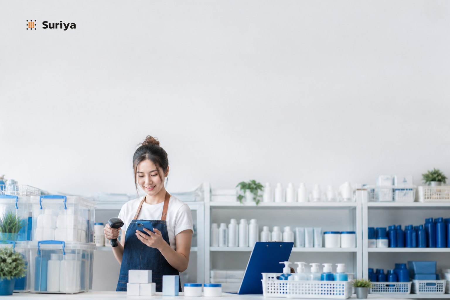 เจ้าของร้านค้าไทยกำลังตรวจสอบสต๊อกสินค้าบนมือถือในร้านที่จัดระเบียบเรียบร้อย